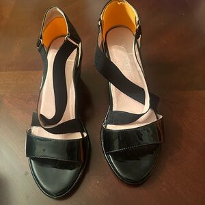 Taryn Rose sandals size 9.5 wedge Black patent strapoy Women's Shoes like new